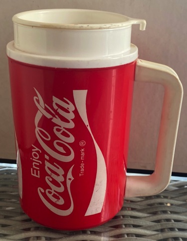05885-1 € 4,00 coca cola drinkbeker met handvat rood wit met witte deksel